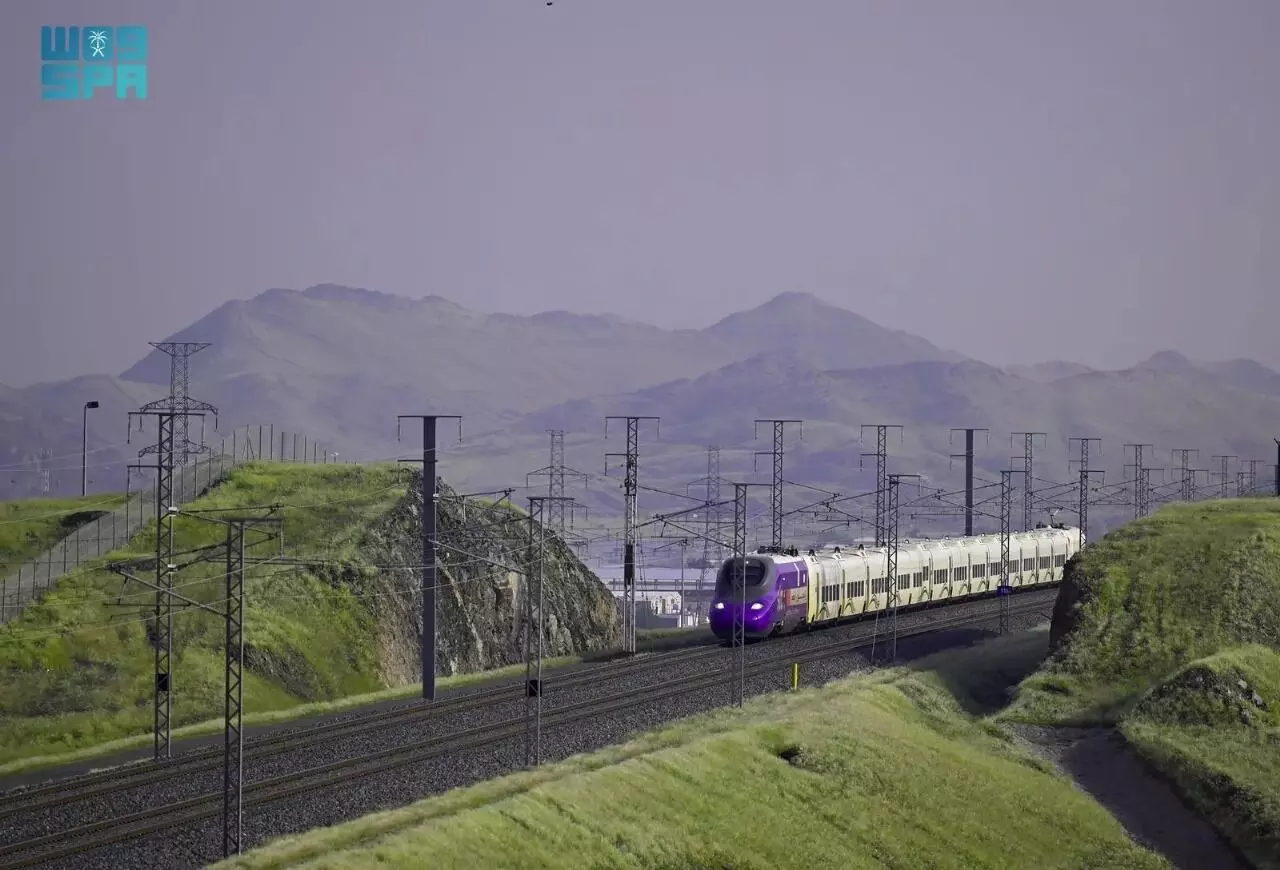 ഹരിതകാന്തിക്കിടയിലൂടെ ഹറമൈൻ ട്രെയിൻ ഹരിതകാന്തിക്കിടയിലൂടെ ഹറമൈൻ ട്രെയിൻ