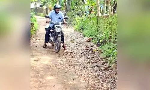 വേ​ലാ​യു​ധ​ൻ നാ​യ​ർ സ്മാ​ര​ക-​മ​ര​ക്കാ​ട്ട് റോ​ഡ് ത​ക​ർ​ന്ന നി​ല​യി​ൽ