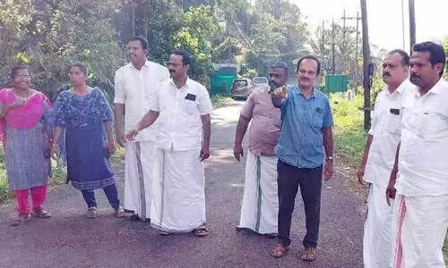 കൂ​ട​ര​ഞ്ഞി പൂ​വാ​റം​തോ​ടി​ൽ പു​ലി​യെ​ന്ന് സം​ശ​യി​ക്കു​ന്ന ജീ​വി​യെ ക​ണ്ട സ്ഥ​ലം ജി​ല്ല പ​ഞ്ചാ​യ​ത്തം​ഗം ബോ​സ് ജേ​ക്ക​ബും ക​ർ​ഷ​ക കോ​ൺ​ഗ്ര​സ് നേ​താ​ക്ക​ളും സ​ന്ദ​ർ​ശി​ക്കു​ന്നു