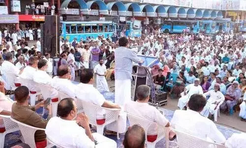 കൊ​യി​ലാ​ണ്ടി​യി​ൽ യു.​ഡി.​എ​ഫ് കു​റ്റ​വി​ചാ​ര​ണ സ​ദ​സ്സ് എം.​കെ. മു​നീ​ർ എം.​എ​ൽ.​എ ഉ​ദ്ഘാ​ട​നം ചെ​യ്യു​ന്നു