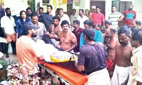 വാ​ത​ക ശ്മ​ശാ​നം പ്ര​വ​ർ​ത്തി​ക്കാ​ത്ത​തിനെതിരെ ക​ട​പ്പു​റം പ​ഞ്ചാ​യ​ത്ത് ഓ​ഫിസി​നു മു​ന്നി​ൽ മൃ​ത​ദേ​ഹ​വു​മാ​യി സം​ഘ​ടി​പ്പി​ച്ച പ്ര​തി​ഷേ​ധം