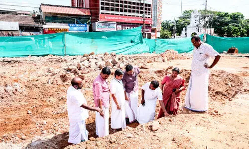 തിരുനക്കര ബസ് സ്റ്റാൻഡിൽനിന്ന്​ മണ്ണ്​ കടത്താൻ ശ്രമം; പ്രതിഷേധവുമായി കൗൺസിലർമാർ