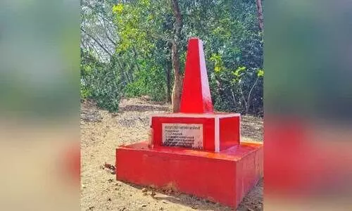 കാവുമ്പായി സമരക്കുന്നിലെ രക്തസാക്ഷി സ്മാരക സ്തൂപം