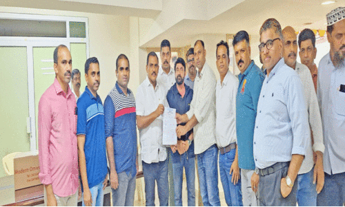 എം.​എ​ൽ.​എ​ക്ക്​ നി​വേ​ദ​നം ന​ൽ​കി