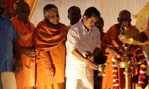 ശി​വ​ഗി​രി തീ​ര്‍ഥാ​ട​ന​ത്തി​ന്‍റെ ഭാ​ഗ​മാ​യി ന​ട​ന്ന സ​മ്മേ​ള​നം അ​ഡ്വ. അ​ടൂ​ർ പ്ര​കാ​ശ് എം.​പി ഉ​ദ്​​ഘാ​ട​നം ചെ​യ്യു​ന്നു