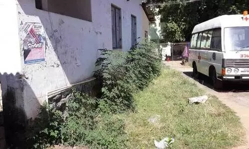 ജനറൽ ആശുപത്രിക്കുള്ളിലെ നേത്രവിഭാഗത്തിലേക്കുള്ള വഴി കാടുകയറിയ നിലയില് ജനറൽ ആശുപത്രിക്കുള്ളിലെ നേത്രവിഭാഗത്തിലേക്കുള്ള വഴി കാടുകയറിയ നിലയില്