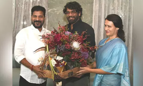 രേവന്ത് റെഡ്ഡിക്ക് പൂച്ചെണ്ടുമായി താരദമ്പതികളായ നാഗാർജുനയും അമലയും