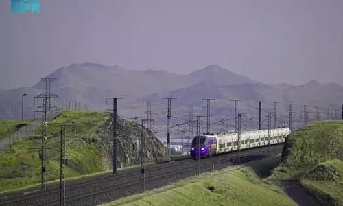 ഹരിതകാന്തിക്കിടയിലൂടെ​ ഹറമൈൻ ട്രെയിൻ