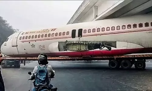 ട്രക്കിൽ കൊണ്ടുപോയ ‘ആ​ക്രി വിമാനം’ പാലത്തിനടിയിൽ കുടുങ്ങി - VIDEO