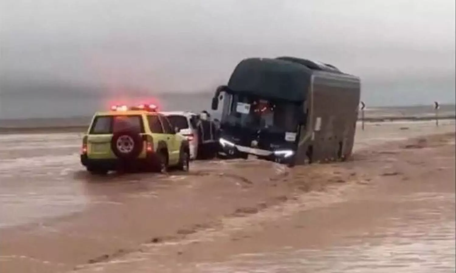 സൗദി: പ്രളയത്തിൽ കുടുങ്ങിയ ബസിലെ വിദ്യാർഥിനികളെ രക്ഷപ്പെടുത്തി