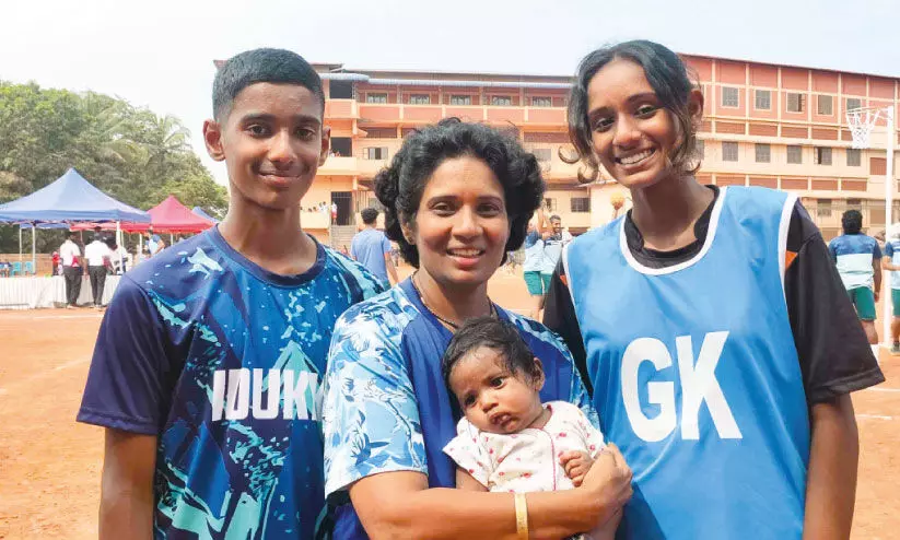 കാ​ണൂ, ക​ളി​ക്ക​ള​ത്തി​ലെ കാ​യി​ക കു​ടും​ബ​ത്തെ