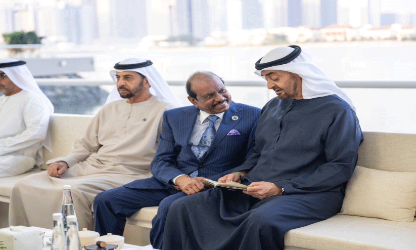 ആ ​വി​ജ​യ​യാ​ത്ര​ക്ക്​ അ​ര​നൂ​റ്റാ​ണ്ട്; ആ​ദ്യ പാ​സ്​​പോ​ർ​ട്ടു​മാ​യി ശൈ​ഖ്​ മു​ഹ​മ്മ​ദി​നെ സ​ന്ദ​ർ​ശി​ച്ച്​ യൂ​സു​ഫ​ലി