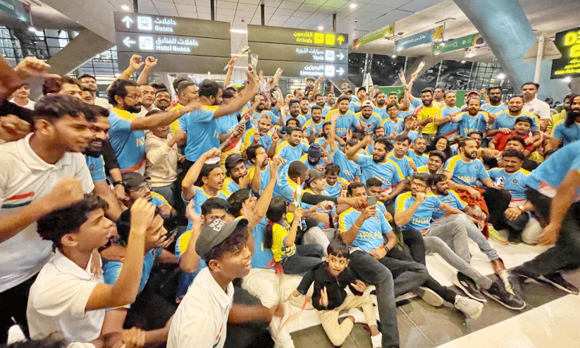 ആവേശക്കടലിൽ ഇന്ത്യയിറങ്ങി ആവേശക്കടലിൽ ഇന്ത്യയിറങ്ങി