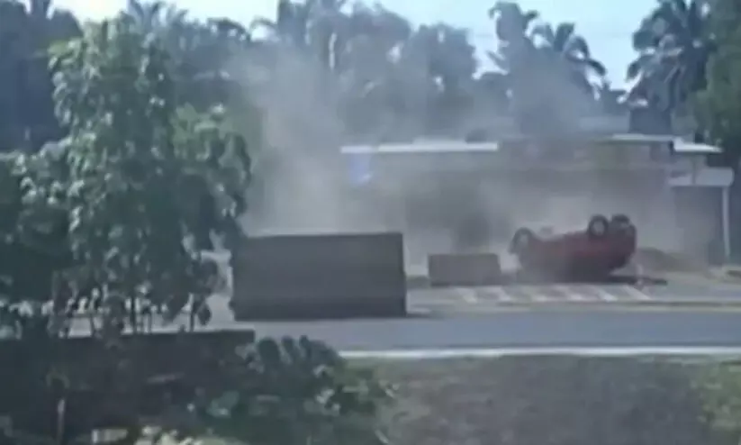 ഗുരുവായൂരിൽ താലികെട്ട് കഴിഞ്ഞ് മടങ്ങിയ സംഘം സഞ്ചരിച്ച കാർ തലകീഴായി മറിഞ്ഞു; അഞ്ച് പേർക്ക് പരിക്ക്