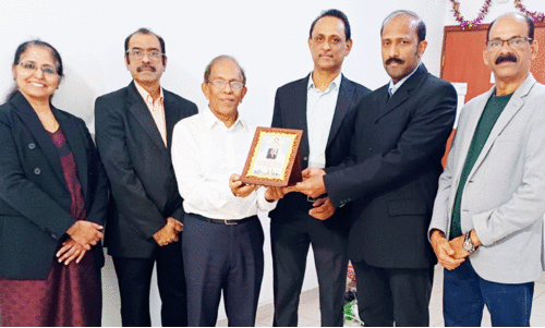 ജോ​സ​ഫ് പ​ണി​ക്ക​ർ​ക്ക്  ക്രി​സ്ക യാ​ത്ര​യ​യ​പ്പ് ന​ൽ​കി