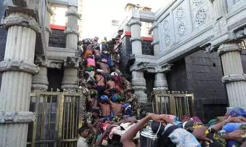 ശബരിമലയിലേക്ക് തീർഥാടക പ്രവാഹം