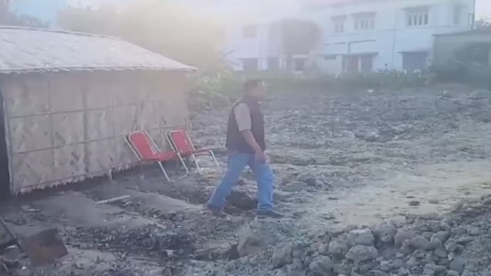 രാത്രി തടാകം മോഷ്ടിച്ച് ഭൂമാഫിയ; രാവിലെ കുടിൽ കണ്ട് ഞെട്ടി പ്രദേശവാസികൾ