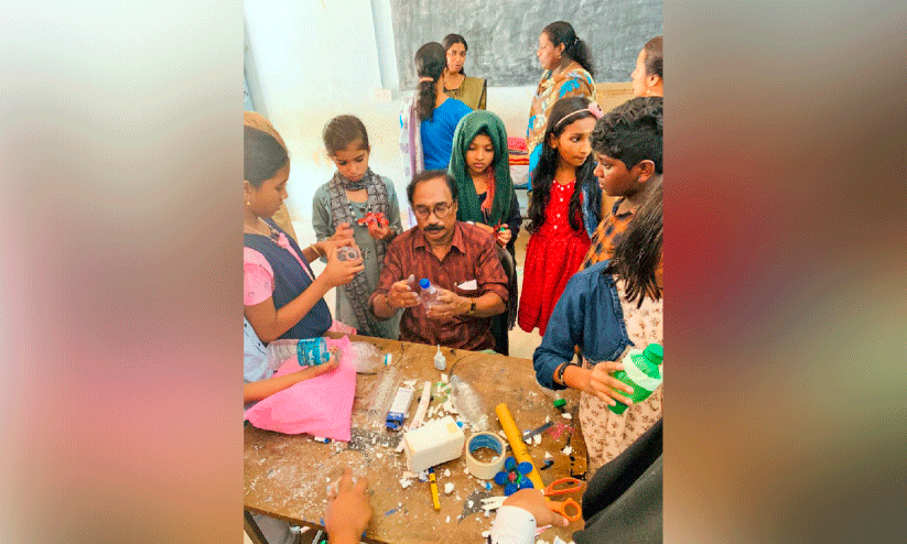 മാലിന്യങ്ങൾ അലങ്കാര വസ്തുവാക്കാൻ പ്രേമരാജന്റെ പരിശീലനക്കളരി മാലിന്യങ്ങൾ അലങ്കാര വസ്തുവാക്കാൻ പ്രേമരാജന്റെ പരിശീലനക്കളരി