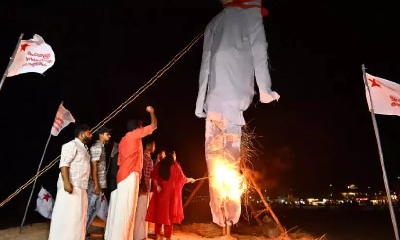 കണ്ണൂരിൽ ഗവര്ണറുടെ കോലം കത്തിച്ച എസ്.എഫ്.ഐ പ്രവർത്തകർക്കെതിരെ കേസ് കണ്ണൂരിൽ ഗവര്ണറുടെ കോലം കത്തിച്ച എസ്.എഫ്.ഐ പ്രവർത്തകർക്കെതിരെ കേസ്