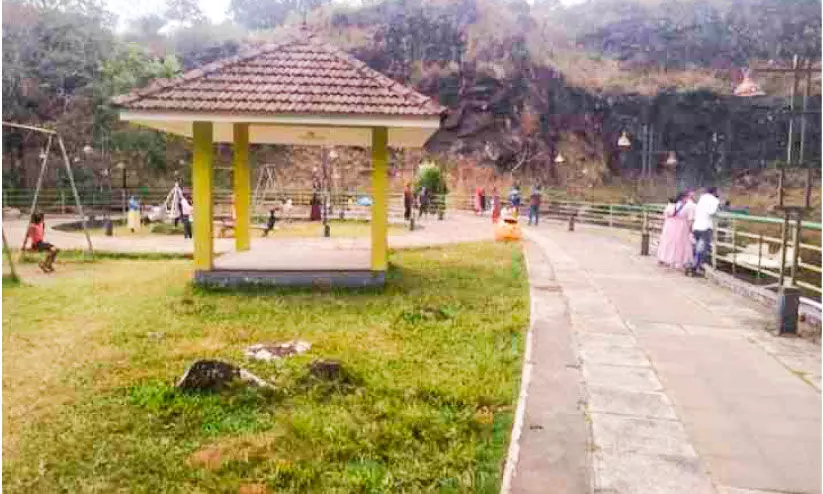 ചുവപ്പുനാടയിൽ കുരുങ്ങി ഹിൽവ്യൂ പാർക്ക്​ റോഡ്