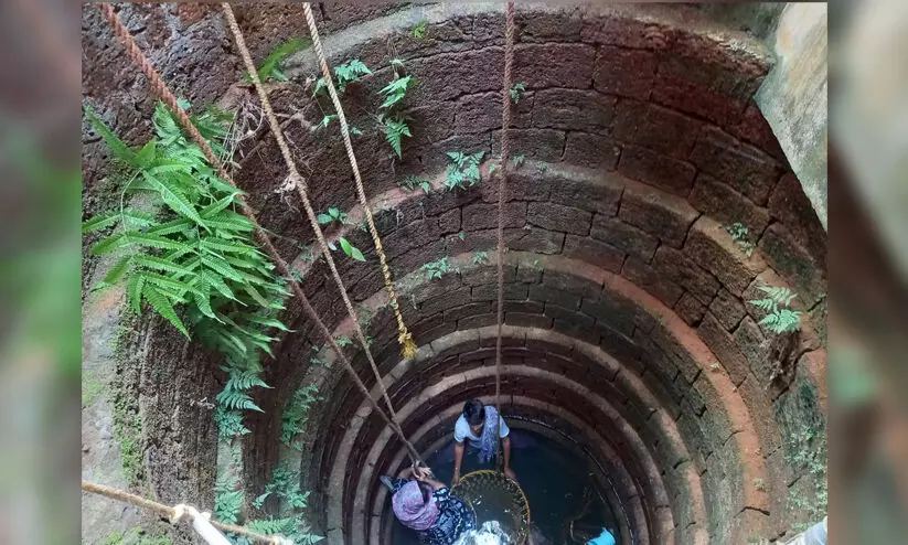 കിണറ്റിൽ വീണ ഗർഭിണിയായ യുവതിയെ അഗ്നി ശമനസേന രക്ഷിച്ചു കിണറ്റിൽ വീണ ഗർഭിണിയായ യുവതിയെ അഗ്നി ശമനസേന രക്ഷിച്ചു