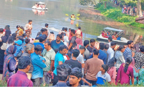 വയനാട് കാണാൻ കൂട്ടത്തോടെ;  ഗതാഗതക്കുരുക്കിലമർന്ന് ചുരം