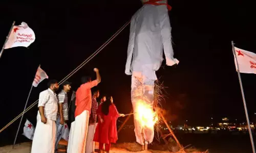 കണ്ണൂരിൽ ഗവര്ണറുടെ കോലം കത്തിച്ച എസ്.എഫ്.ഐ പ്രവർത്തകർക്കെതിരെ കേസ് കണ്ണൂരിൽ ഗവര്ണറുടെ കോലം കത്തിച്ച എസ്.എഫ്.ഐ പ്രവർത്തകർക്കെതിരെ കേസ്