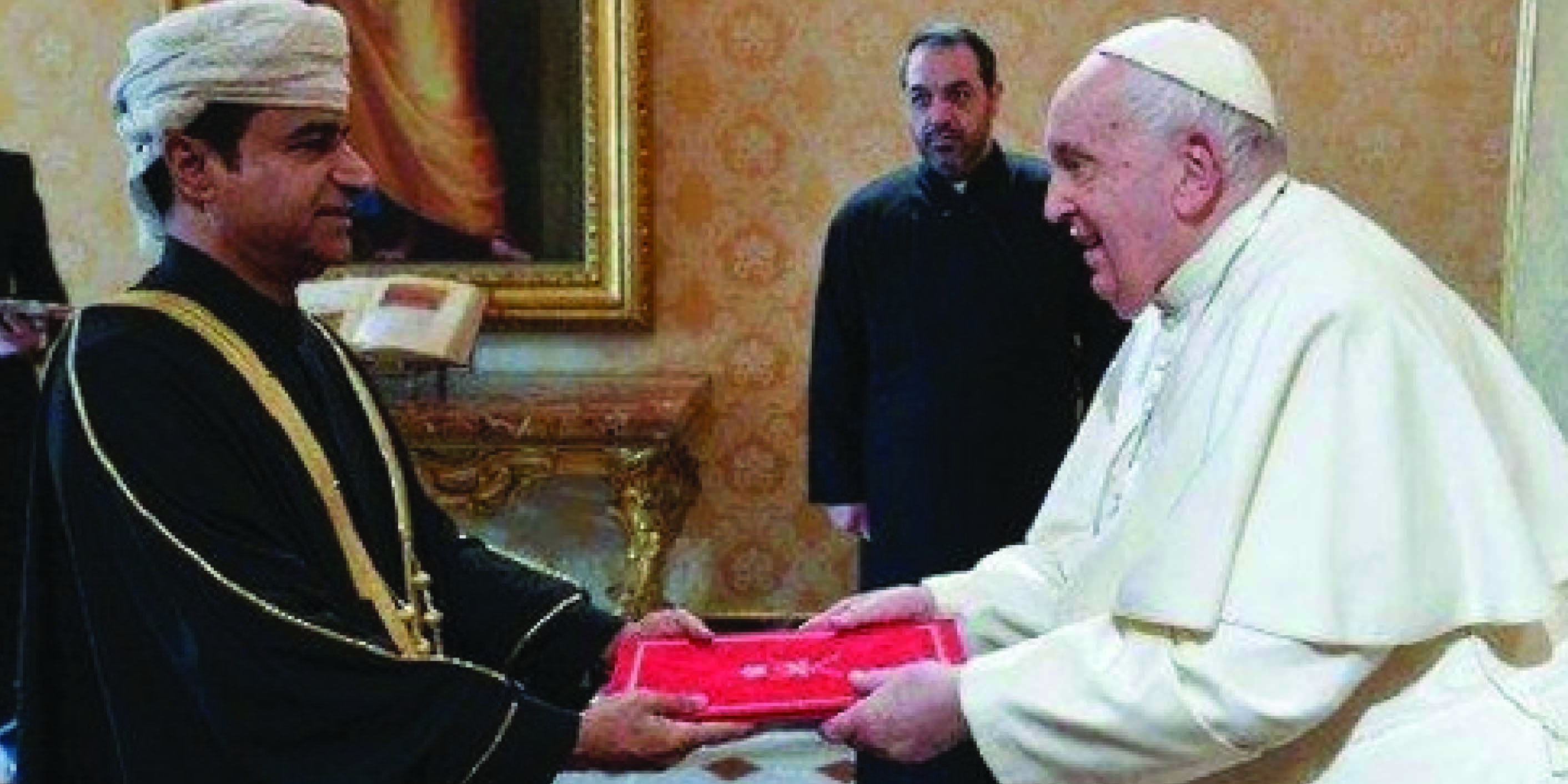 ഒ​മാ​ൻ അം​ബാ​സ​ഡ​ർ അം​ഗീ​കാ​ര പ​ത്രം മാ​ർ​പാ​പ്പ​ക്ക്​ കൈ​മാ​റി