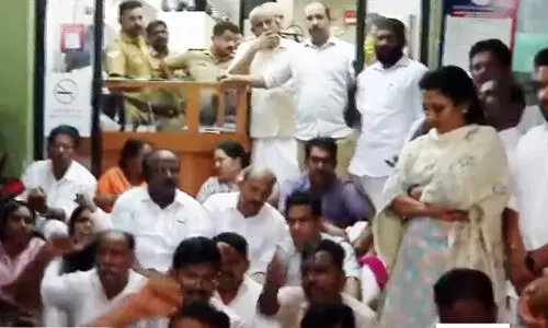 കരിങ്കൊടി കാണിച്ച പ്രവർത്തകർക്ക് ജാമ്യമില്ല; കോൺഗ്രസ് എം.പിയും എം.എൽ.എമാരും പൊലീസ് സ്റ്റേഷൻ ഉപരോധിച്ചു, പാലാരിവട്ടത്ത് സംഘർഷം