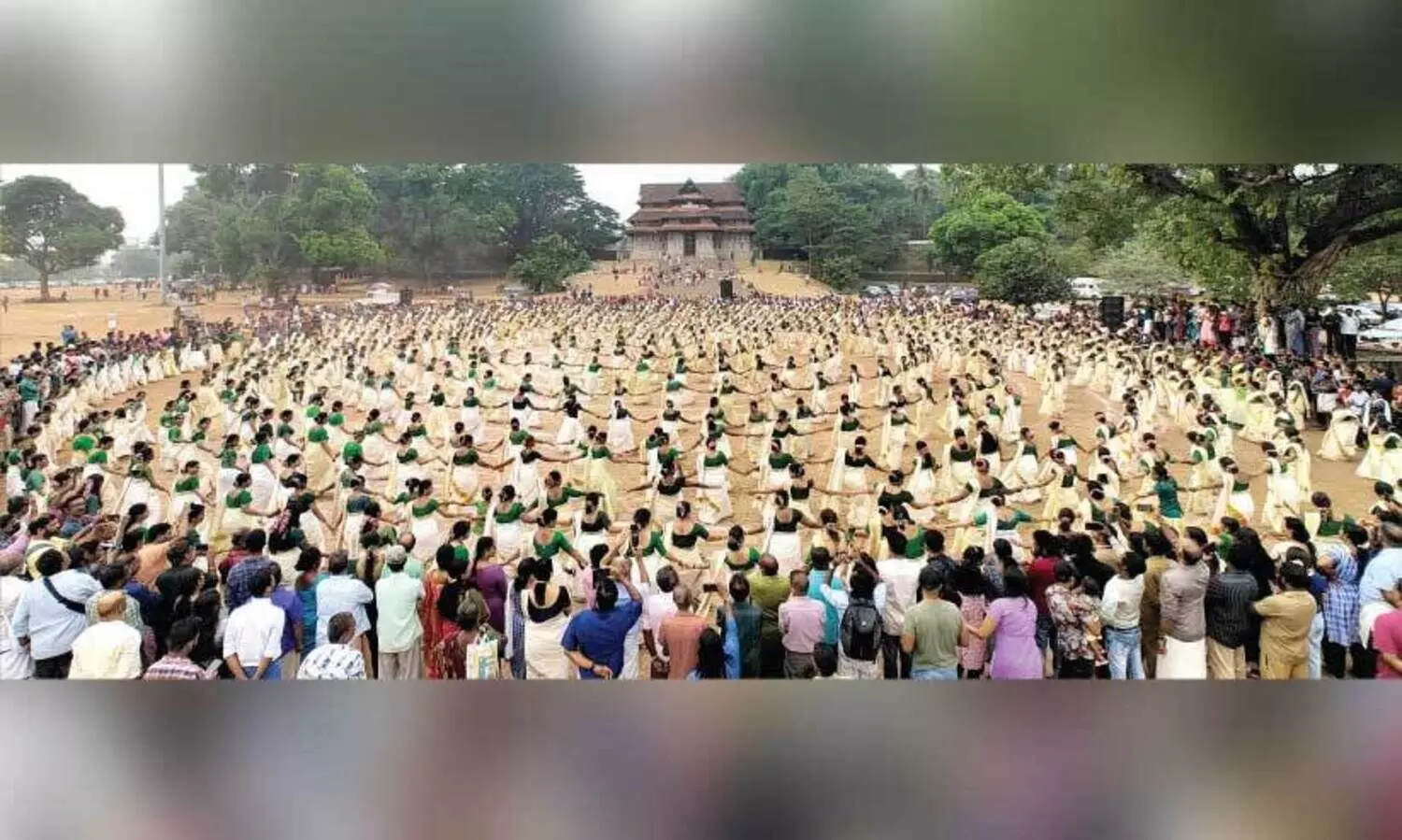 പ്ര​ധാ​ന​മ​ന്ത്രി ന​രേ​ന്ദ്ര​മോ​ദി​യെ വ​ര​വേ​ൽ​ക്കാ​നാ​യി തെ​ക്കേ​ഗോ​പു​ര​ന​ട​യി​ൽ ര​ണ്ടാ​യി​ര​ത്തോ​ളം വ​നി​ത​ക​ൾ അ​ണി​നി​ര​ന്ന മെ​ഗാ തി​രു​വാ​തി​ര -ടി.​എ​ച്ച് ജ​ദീ​ർ