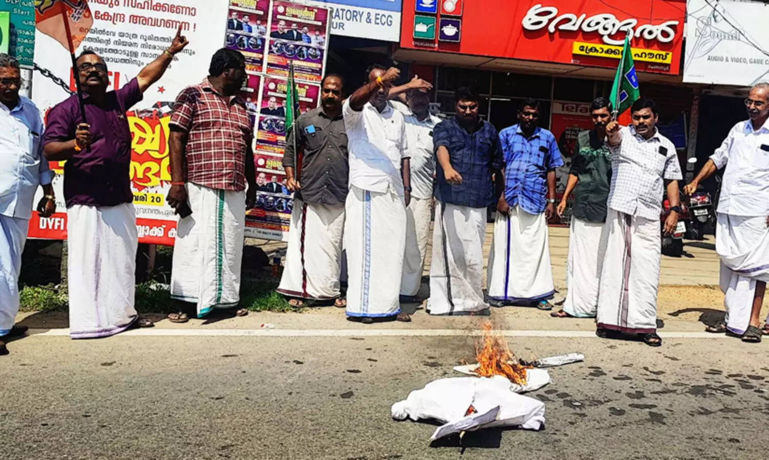 ക്രിസ്ത്യാനികളെ അപമാനിച്ച മന്ത്രി സജി ചെറിയാൻ മാപ്പുറയണമെന്ന് ബി.ജെ.പി; കോലം കത്തിച്ച് പ്രതിഷേധം