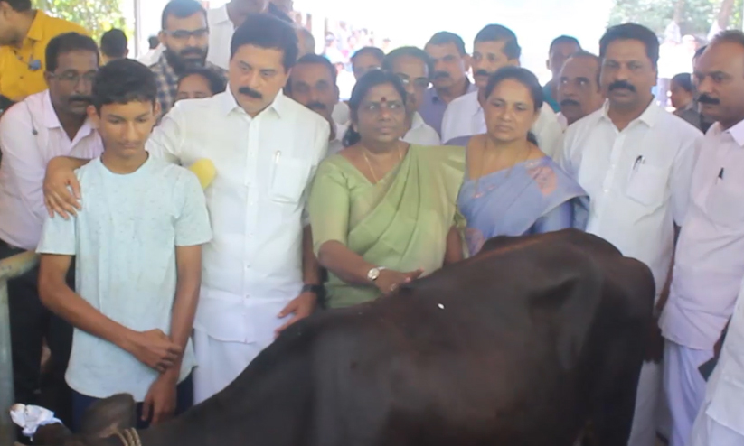 കുട്ടികർഷകരെ ചേർത്തുപിടിച്ച് കേരളം; സർക്കാർ സഹായം ഉറപ്പ് നൽകി മന്ത്രിമാർ