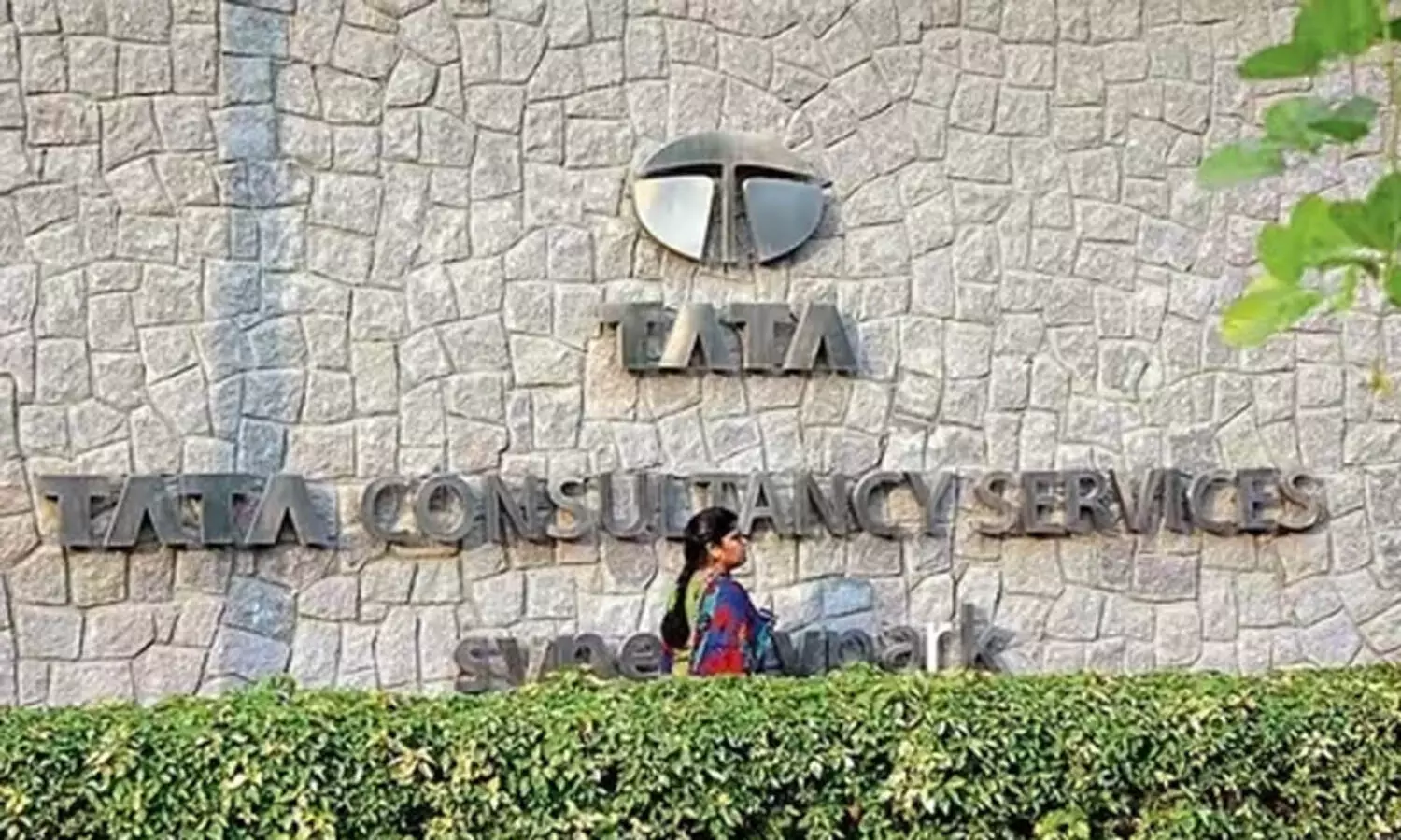 2000 ജീവനക്കാരെ ടി.സി.എസ് അന്യായമായി സ്ഥലംമാറ്റിയതായി പരാതി; ഇടപ്പെട്ട് മഹാരാഷ്ട്ര സർക്കാർ