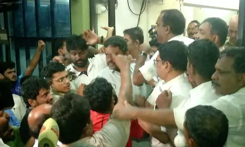 മുഖ്യമന്ത്രിയെ കരിങ്കൊടി കാണിച്ചതിന് അറസ്റ്റിലായ യൂത്ത് കോൺഗ്രസ് പ്രവർത്തകർക്ക് പുലർച്ചെ ജാമ്യം മുഖ്യമന്ത്രിയെ കരിങ്കൊടി കാണിച്ചതിന് അറസ്റ്റിലായ യൂത്ത് കോൺഗ്രസ് പ്രവർത്തകർക്ക് പുലർച്ചെ ജാമ്യം