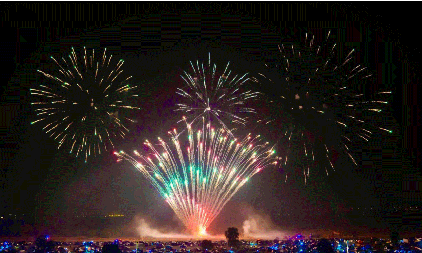 അജ്മാനെ അമ്പരപ്പിച്ച് കരിമരുന്ന് പ്രയോഗം അജ്മാനെ അമ്പരപ്പിച്ച് കരിമരുന്ന് പ്രയോഗം