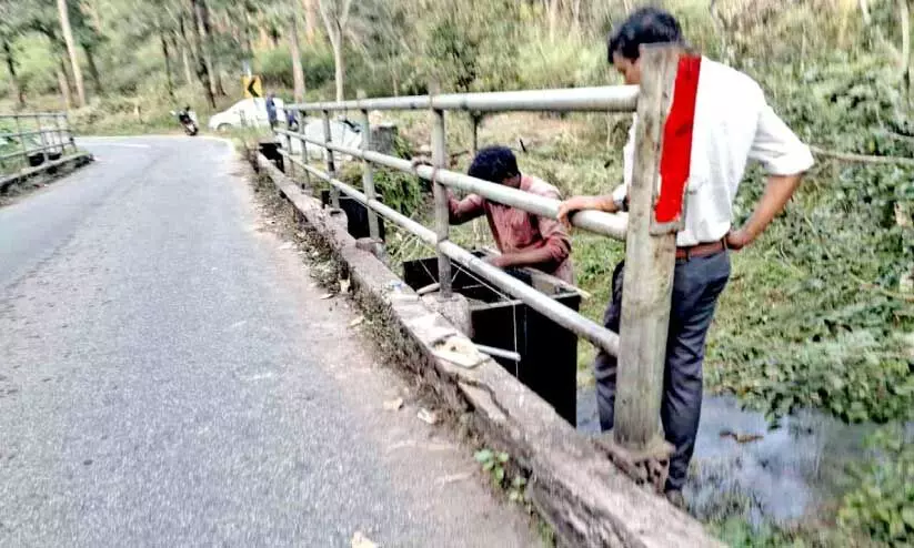 ചെ​റി​യ നാ​യ്ക്ക​ട്ടി പാ​ല​ത്തി​ന്റെ കൈ​വ​രി നി​ർ​മാ​ണം പു​രോ​ഗ​മി​ക്കു​ന്നു