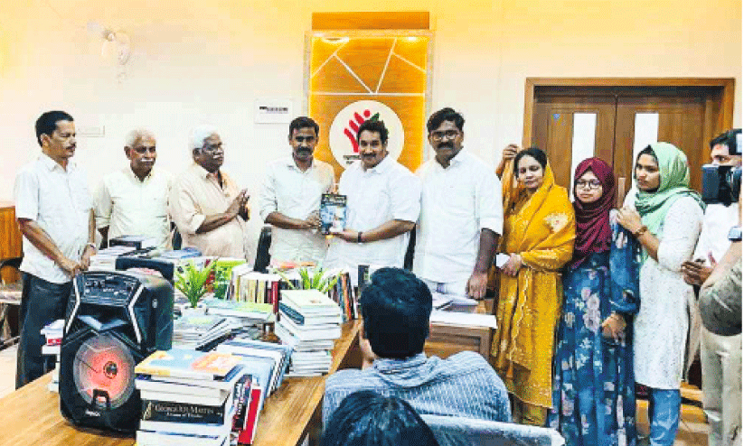 പുതുവത്സരത്തിൽ ലക്ഷം രൂപയുടെ പുസ്തകങ്ങൾ നഗരസഭ സ്വരാജ് ലൈബ്രറിയിലേക്ക് പുതുവത്സരത്തിൽ ലക്ഷം രൂപയുടെ പുസ്തകങ്ങൾ നഗരസഭ സ്വരാജ് ലൈബ്രറിയിലേക്ക്