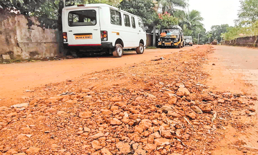 സ്വകാര്യറോഡ് പഞ്ചായത്ത് പൊളിച്ച് പൈപ്പുകള് സ്ഥാപിച്ചെന്ന് പരാതി സ്വകാര്യറോഡ് പഞ്ചായത്ത് പൊളിച്ച് പൈപ്പുകള് സ്ഥാപിച്ചെന്ന് പരാതി