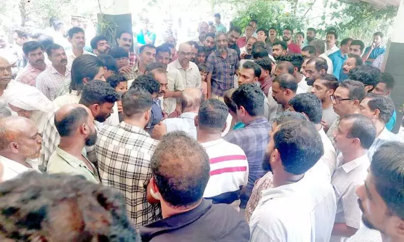 ആ​ദി​ൽ ഫ​ർ​ഹാ​ന്റെ മൃ​ത​ദേ​ഹം വീ​ട്ടി​ലെ​ത്തി​ച്ച​പ്പോ​ൾ അ​ന്ത്യാ​ഞ്ജ​ലി അ​ർ​പ്പി​ക്കാ​നെ​ത്തി​യ​വ​ർ