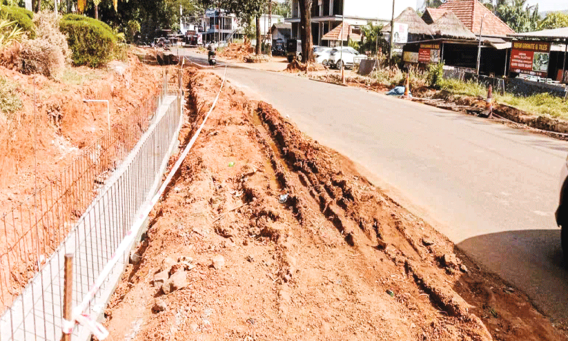 മ​ണ്ണാ​ര്‍ക്കാ​ട്-​ചി​ന്ന​ത്ത​ടാ​കം റോ​ഡ്  ന​വീ​ക​ര​ണം പു​രോ​ഗ​തി​യി​ൽ