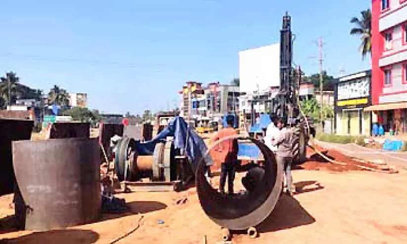 നീ​ലേ​ശ്വ​ര​ത്ത് ന​ട​ക്കു​ന്ന എം​ബാ​ങ്ക്ഡ് ബ്രി​ഡ്ജ് നി​ർ​മാ​ണ​ പ്ര​വൃ​ത്തി