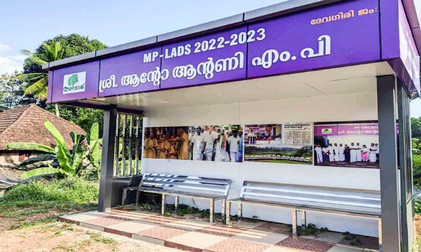 ദേവഗിരിയിലെ ബസ് കാത്തിരിപ്പുകേന്ദ്രം  ആർക്കുവേണ്ടി...?