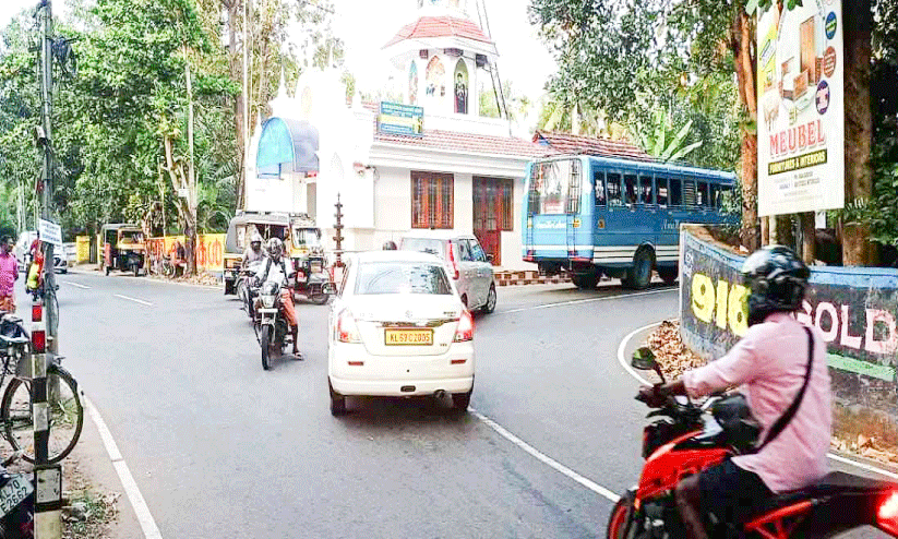 അധികാരികളുടെ അവഗണന; ആനപ്പാറക്കവലയിൽ അപകടം ഒഴിയുന്നില്ല