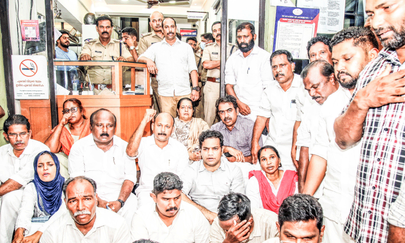 കോൺഗ്രസ് പൊലീസ് സ്റ്റേഷൻ ഉപരോധിച്ചു; പാലാരിവട്ടത്ത്​ സംഘർഷം