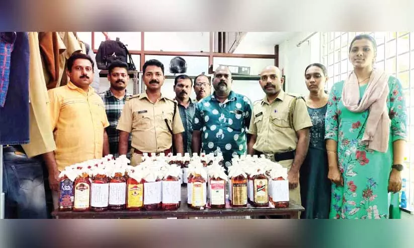 അ​റ​സ്റ്റി​ലാ​യ പു​ഷ്പാ​ക​ര​നുമായി എ​ക്സൈ​സ് സം​ഘ​ം