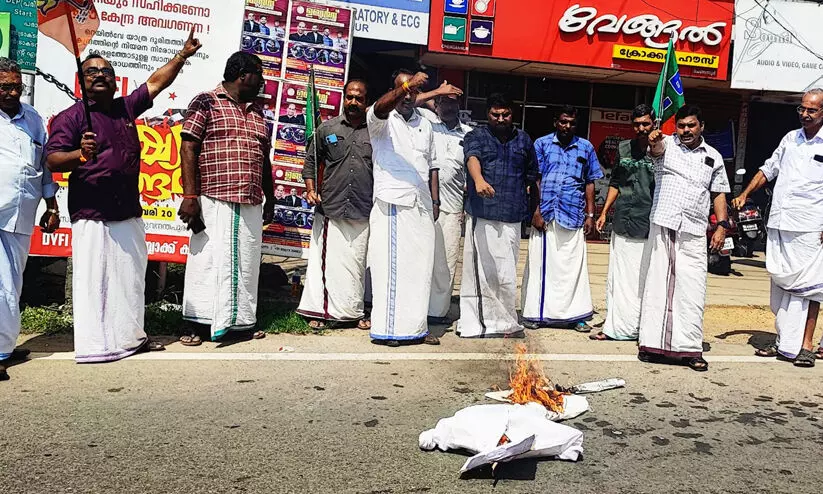 ക്രിസ്ത്യാനികളെ അപമാനിച്ച മന്ത്രി സജി ചെറിയാൻ മാപ്പുറയണമെന്ന് ബി.ജെ.പി; കോലം കത്തിച്ച് പ്രതിഷേധം ക്രിസ്ത്യാനികളെ അപമാനിച്ച മന്ത്രി സജി ചെറിയാൻ മാപ്പുറയണമെന്ന് ബി.ജെ.പി; കോലം കത്തിച്ച് പ്രതിഷേധം