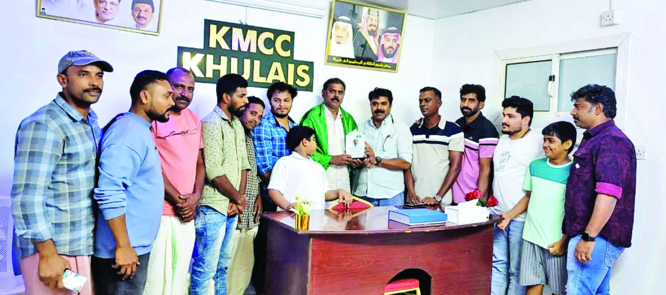 മു​ഹ​മ്മ​ദ് വ​ന്നേ​രി​ക്ക് ഖു​ലൈ​സ് കെ.​എം.​സി.​സി സ്വീ​ക​ര​ണം ന​ല്‍കി