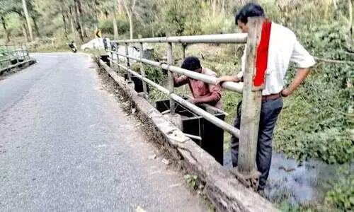 ചെ​റി​യ നാ​യ്ക്ക​ട്ടി പാ​ല​ത്തി​ന്റെ കൈ​വ​രി നി​ർ​മാ​ണം പു​രോ​ഗ​മി​ക്കു​ന്നു