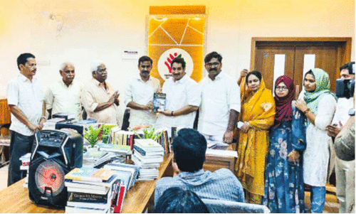 പുതുവത്സരത്തിൽ ലക്ഷം രൂപയുടെ പുസ്തകങ്ങൾ നഗരസഭ സ്വരാജ് ലൈബ്രറിയിലേക്ക്