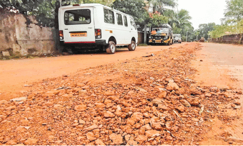 സ്വ​കാ​ര്യ​റോ​ഡ് പ​ഞ്ചാ​യ​ത്ത് പൊ​ളി​ച്ച് പൈ​പ്പു​ക​ള്‍ സ്ഥാ​പി​ച്ചെ​ന്ന് പ​രാ​തി